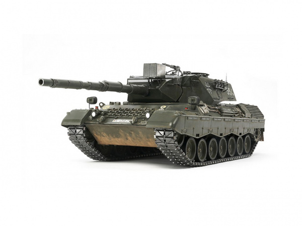 35112 Западно-германский танк Leopard А4 с 1 фигурой командира Tamiya