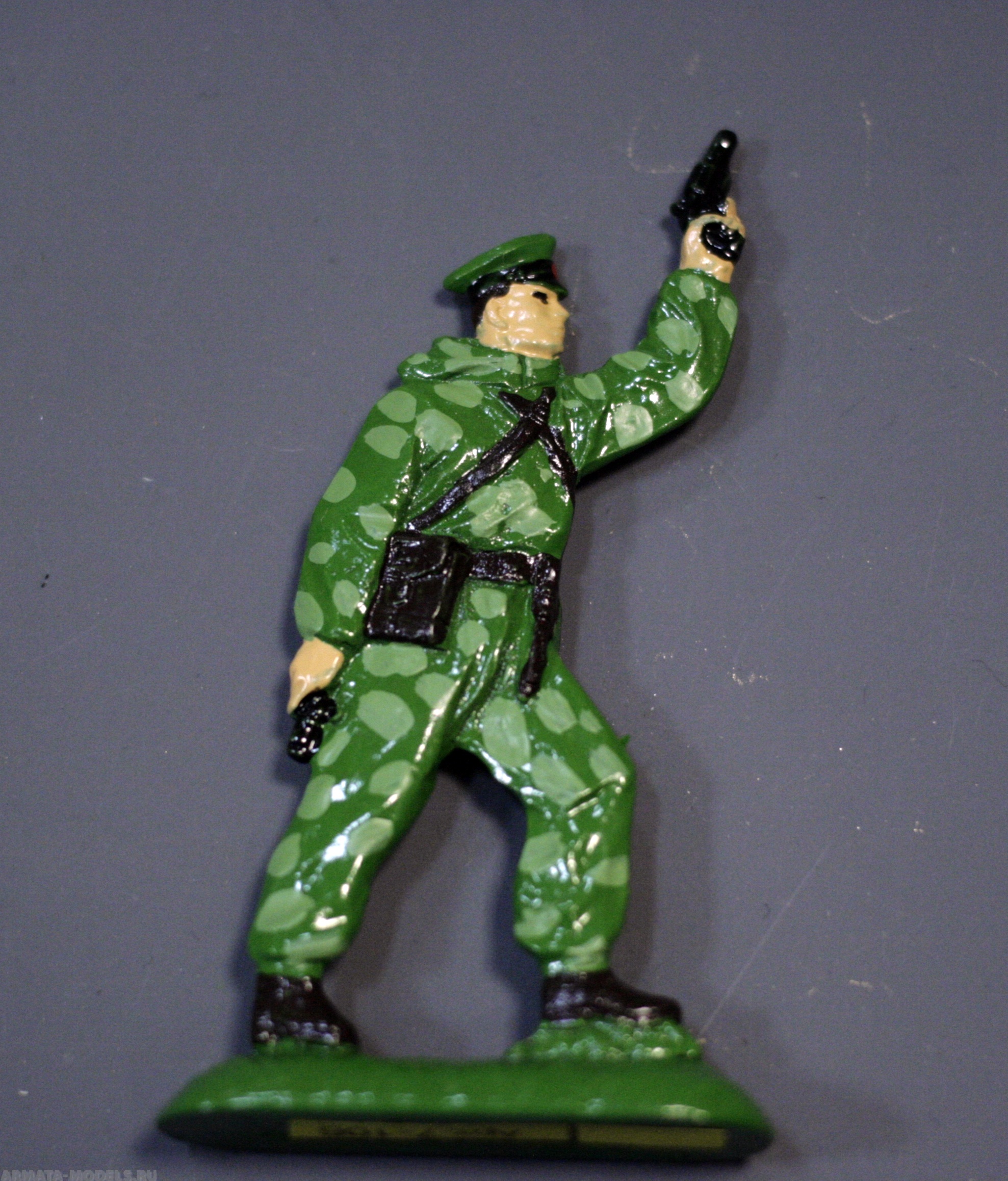 7-106 окрашеная фигура Пограничник с ракетницей Солдатики "Ура"