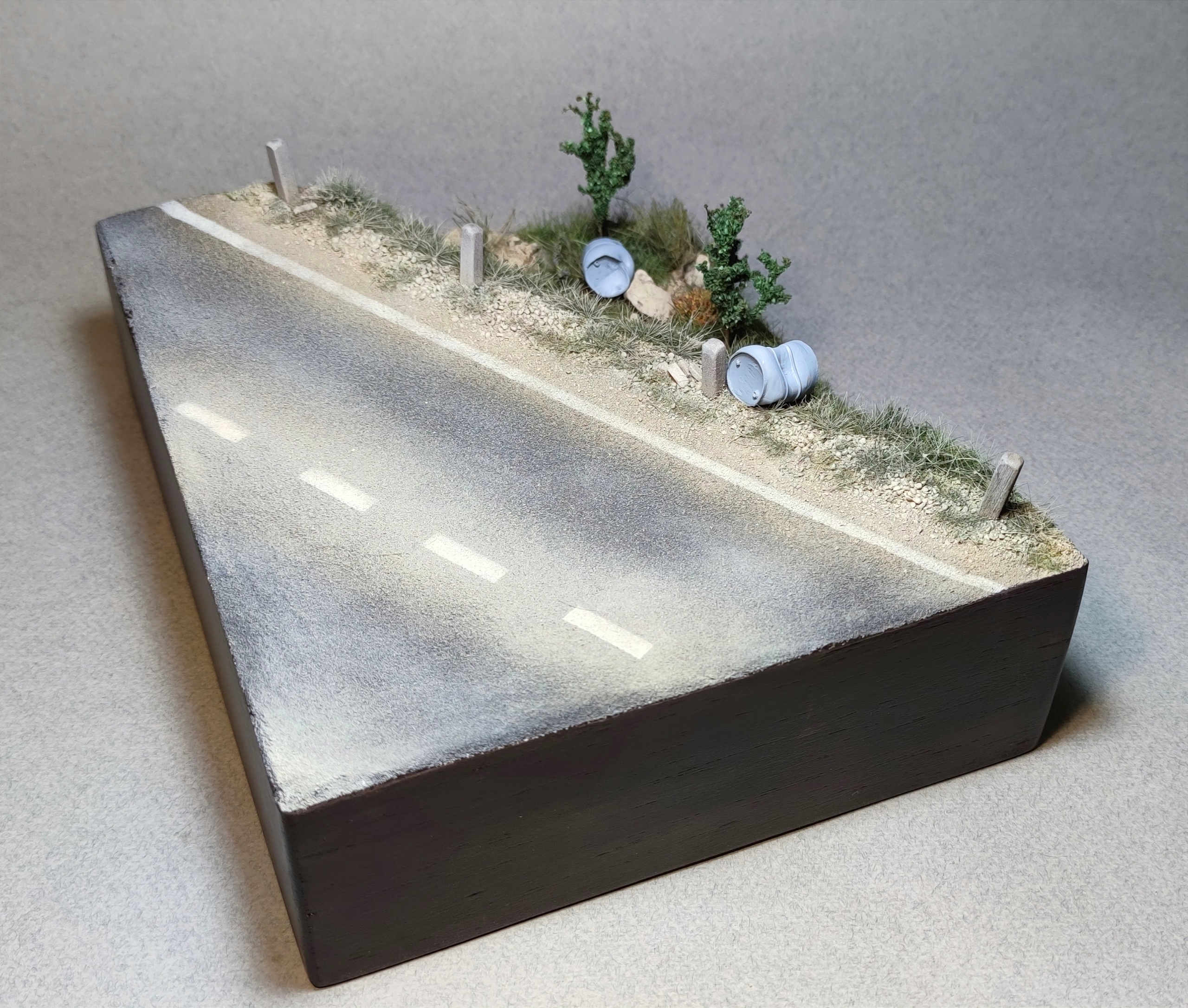 AM35692 Подставка авторская "На дороге" Размер 20*25*6 Бочки в комплекте 