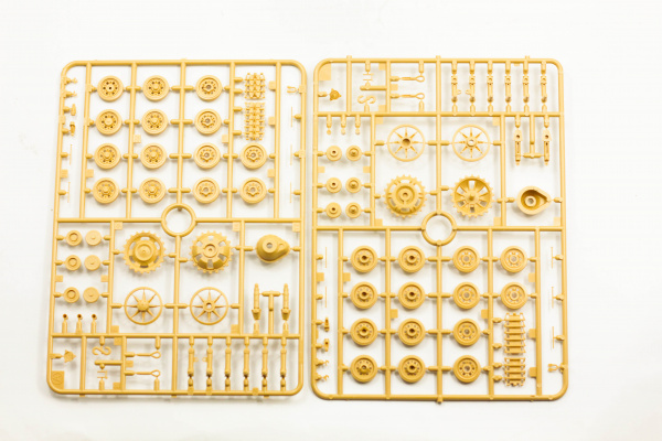 35197 Cамоходное орудие Sturmgeschuetz III Ausf.G (ранняя версия) c 2 фигурами танкистов Tamiya