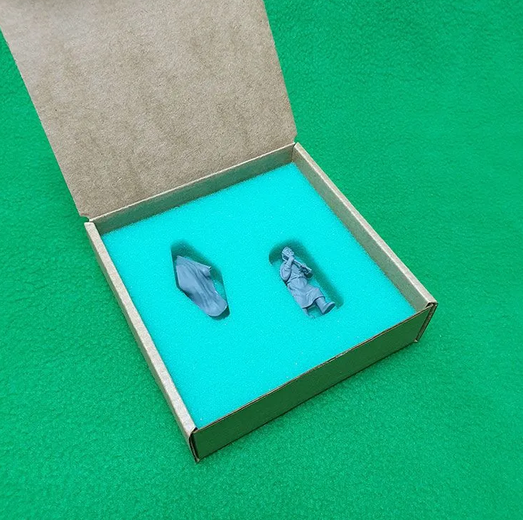 6010 фигурка Бабушка с Красным флагом СВ Модель