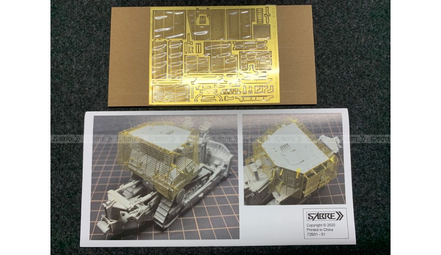 72C01 Sabre Model Бронированный бульдозер D9R с защитной решеткой 1/72 Sabre