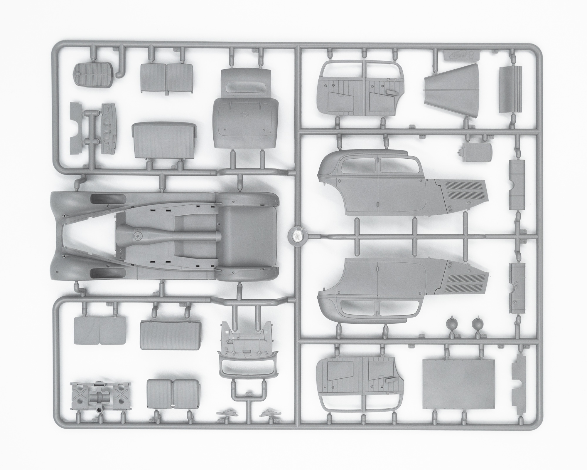 35539 Тип 320 (W142) седан с германским штабным персоналом ICM