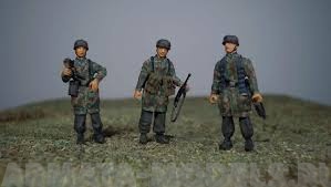 MIGMP72-059  WWII немецкие парашютисты, 3 фигуры