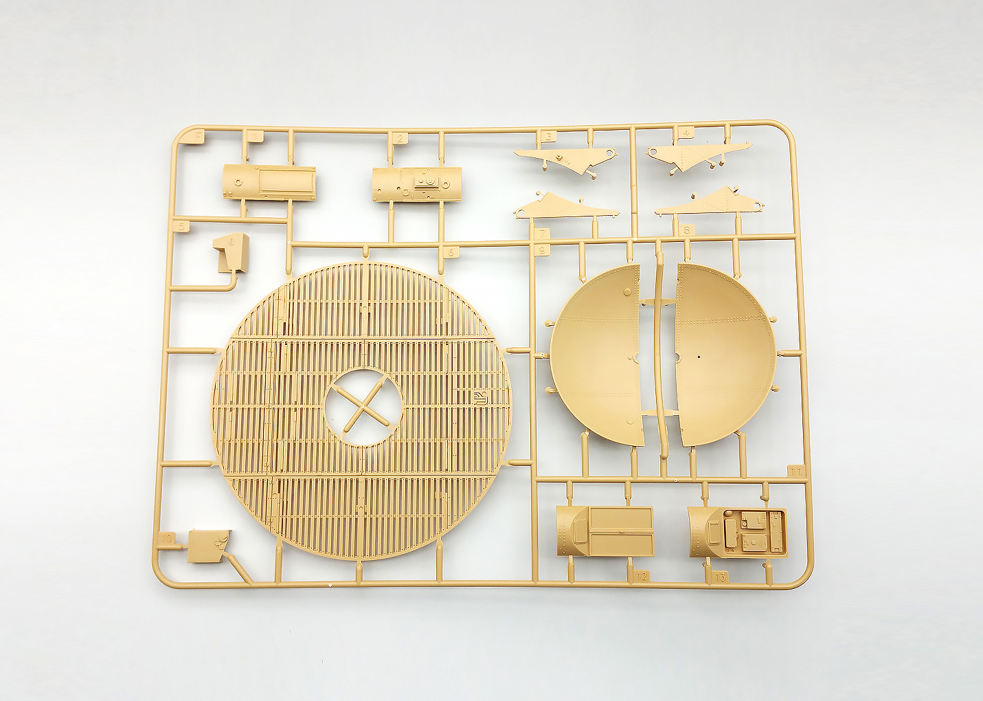 AH35A020 Немецкая зенитная пушка 12,8cm Flak40 with FuMG 39D Amusing Hobby