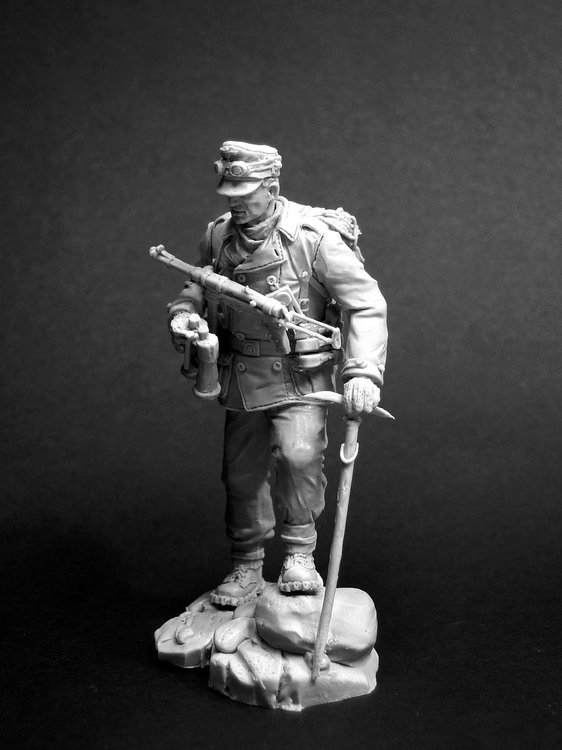 CHM-54063(M). Офицер немецких горных егерей, 1942-45 гг. 54 мм. Материал - белый металл. Chronos Miniatures