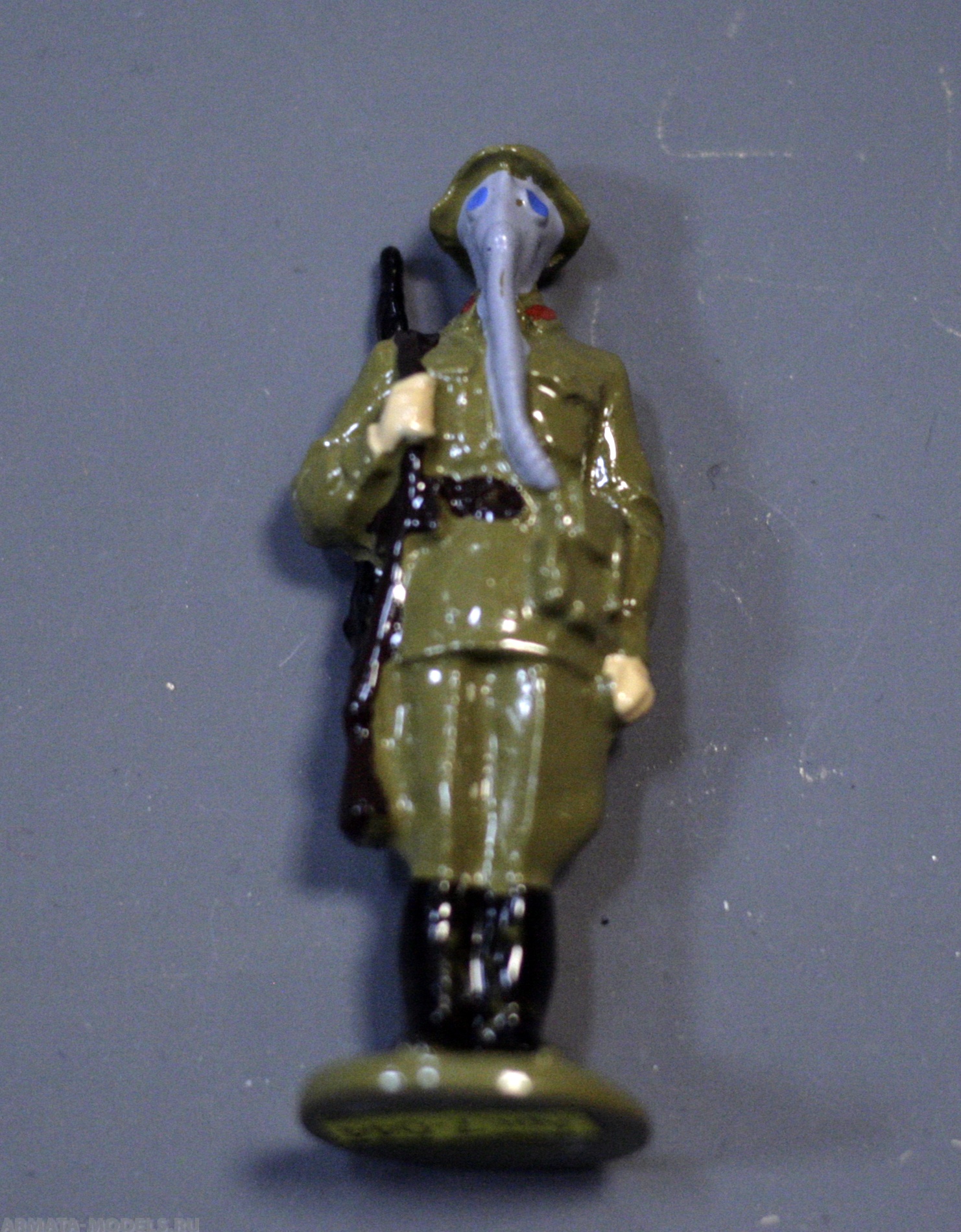 7-044 окрашеная фигура Рядовой в противогазе Солдатики "Ура"