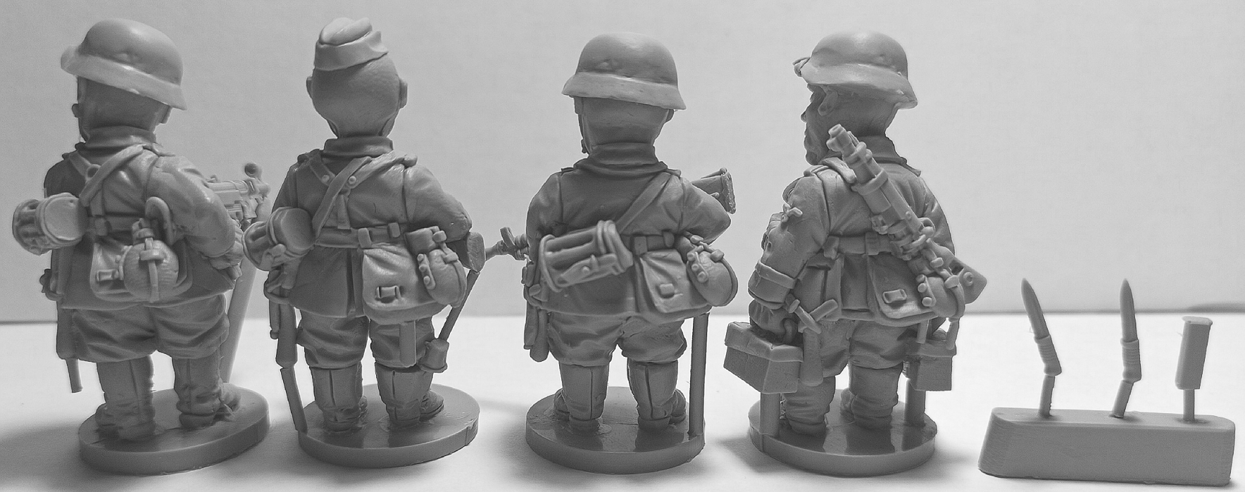 CHM-50.20. Шаржевая миниатюра. WW2: Германская Армия (Вермахт №1). В комплекте 4 фигуры. 50 мм. Материал - смола. Chronos Miniatures