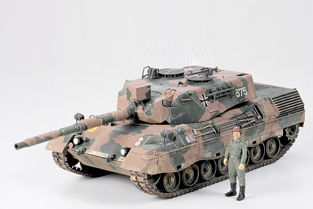35112 Западно-германский танк Leopard А4 с 1 фигурой командира Tamiya