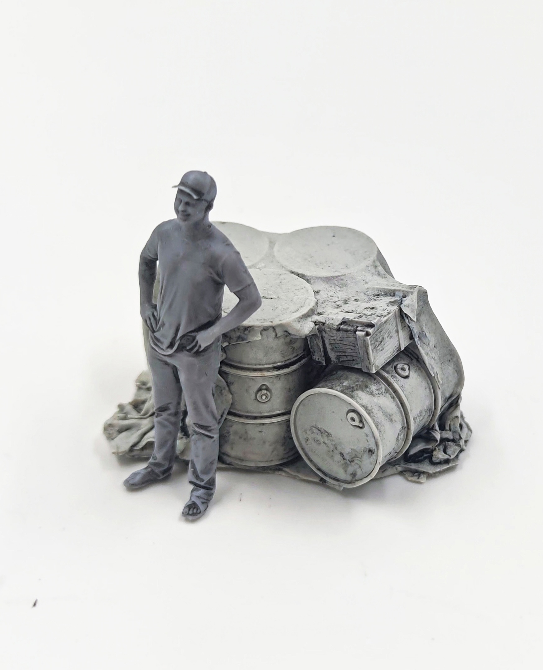 HE-35217 Миниатюра "мужик у бочек" Hobby Expert