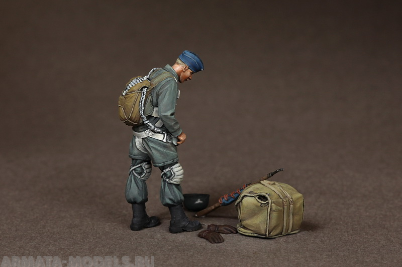 35111SOGA Fallschirmj?ger at the airfield. SOGA Miniatures