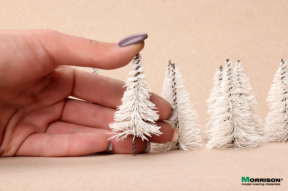 012ez005 Белые ёлочки для архитектурных макетов. Высота 5-6 см. Набор 10 штук.