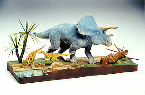 60104T Трицератопс и два Велоцираптора, один человек, дерево, рыбы, лягушка, подставка в виде ландшафта (Triceratops Diorama Set) Tamiya