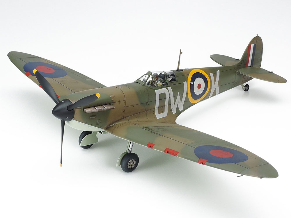61119 SUPERMARINE SPITFIRE MK.I с фигурой пилота и набором фототравления. Tamiya