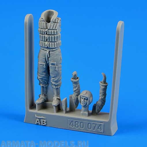 480074AERO  German Luftwaffe Pilot WWII with Life Jacket 1/48 AEROBONUS