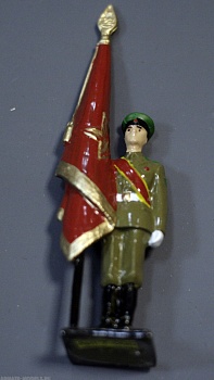 7-098 окрашеная фигура Знаменосец пограничник. СА-75