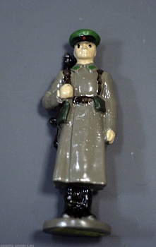 7-124 окрашеная фигура Пограничник в шинели. СА-75